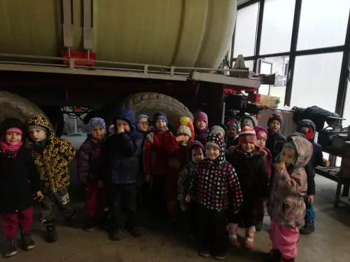 Fotogalerie MŠ Červená Hora - Traktory - exkurze u pana M. Jiránka, 25. února, foto 18/20