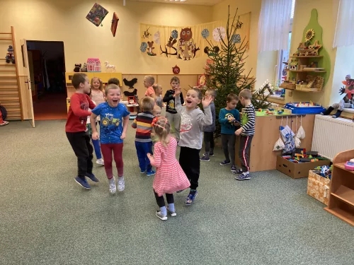 Fotogalerie MŠ Červená Hora - Zdobení stromečku, foto 2/9