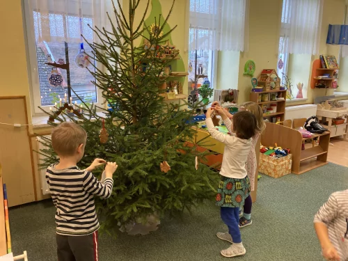 Fotogalerie MŠ Červená Hora - Zdobení stromečku, foto 3/9