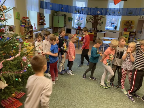 Fotogalerie MŠ Červená Hora - Zdobení stromečku, foto 5/9