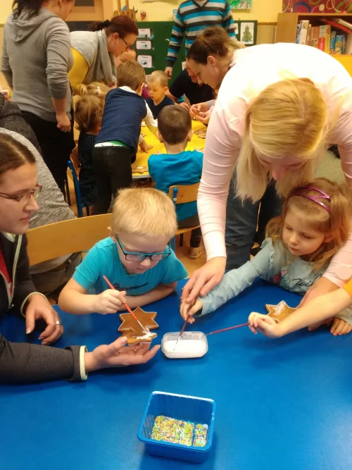 Fotogalerie MŠ Červená Hora - Vánoční dílna s rodiči - perníky,prosinec, foto 2/4