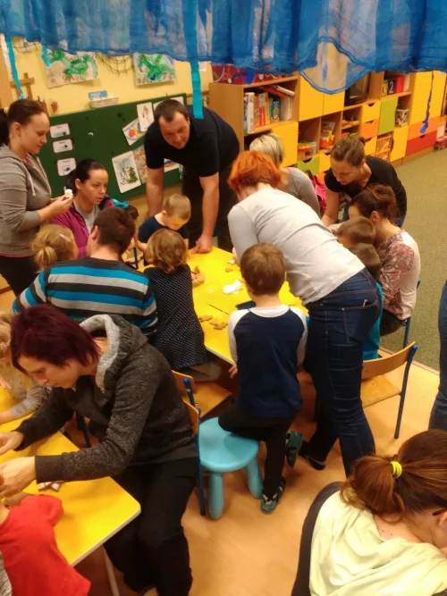 Fotogalerie MŠ Červená Hora - Vánoční dílna s rodiči - perníky,prosinec, foto 4/4