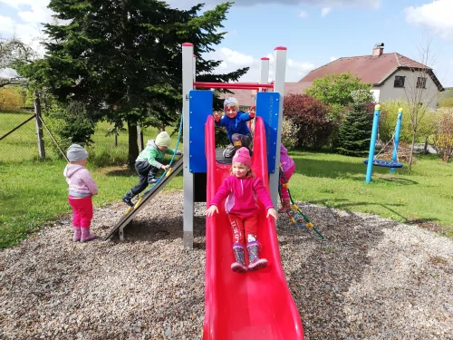 Fotogalerie MŠ Červená Hora - Hmyzí domeček a nová skluzavka, foto 2/10