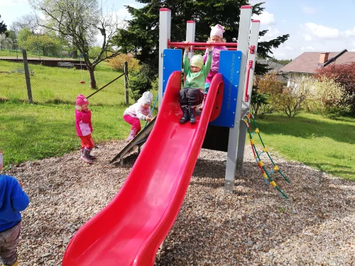 Fotogalerie MŠ Červená Hora - Hmyzí domeček a nová skluzavka, foto 3/10