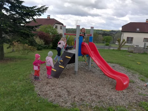 Fotogalerie MŠ Červená Hora - Hmyzí domeček a nová skluzavka, foto 5/10
