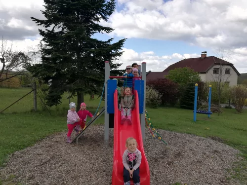 Fotogalerie MŠ Červená Hora - Hmyzí domeček a nová skluzavka, foto 8/10