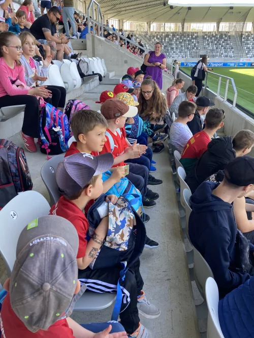 Fotogalerie MŠ Červená Hora - Výlet na fotbal do Hradce Králové Malšovická aréna, foto 4/11