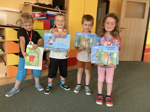 Fotogalerie MŠ Červená Hora - Červnové střípky-výstava 130. let SDH Červená Hora, Projekt se Sokolem do života a hry na zahradě, foto 8/17