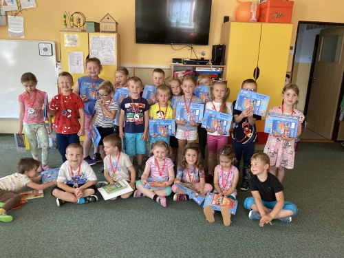 Fotogalerie MŠ Červená Hora - Červnové střípky-výstava 130. let SDH Červená Hora, Projekt se Sokolem do života a hry na zahradě, foto 10/17