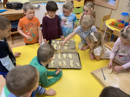 Fotogalerie MŠ Červená Hora - Pečeme vánočky, foto 5/7