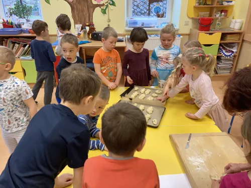 Fotogalerie MŠ Červená Hora - Pečeme vánočky, foto 6/7