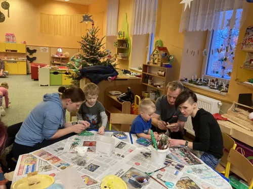 Fotogalerie MŠ Červená Hora - Vánoční dílna s rodiči, stromeček, foto 3/15