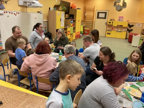 Fotogalerie MŠ Červená Hora - Vánoční dílna s rodiči, stromeček, foto 6/15