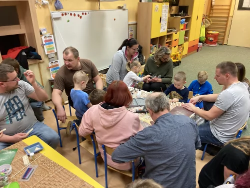 Fotogalerie MŠ Červená Hora - Vánoční dílna s rodiči, stromeček, foto 8/15