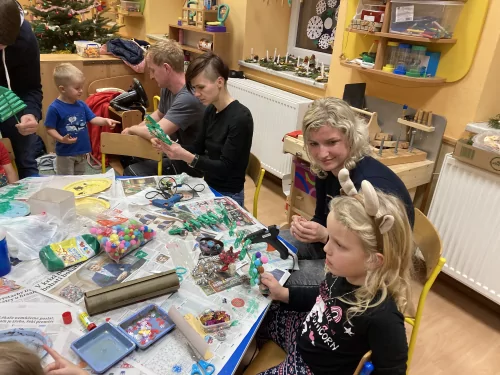 Fotogalerie MŠ Červená Hora - Vánoční dílna s rodiči, stromeček, foto 12/15