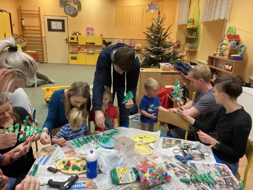 Fotogalerie MŠ Červená Hora - Vánoční dílna s rodiči, stromeček, foto 13/15