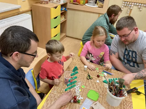 Fotogalerie MŠ Červená Hora - Vánoční dílna s rodiči, stromeček, foto 14/15