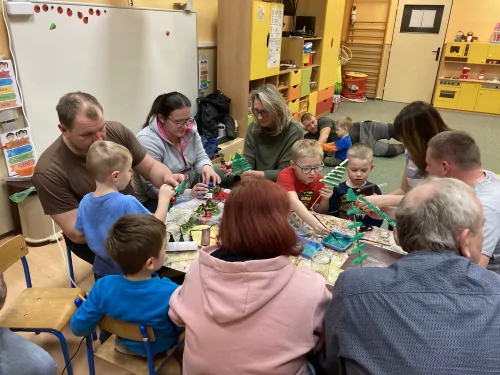 Fotogalerie MŠ Červená Hora - Vánoční dílna s rodiči, stromeček, foto 15/15