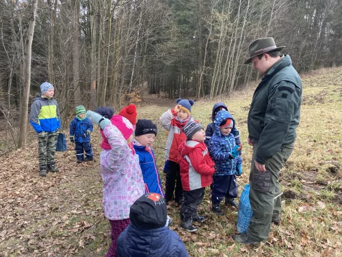 Fotogalerie MŠ Červená Hora - Vycházka ke krmelci, foto 4/14