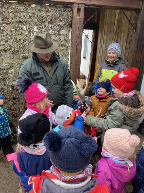 Fotogalerie MŠ Červená Hora - Vycházka ke krmelci, foto 13/14
