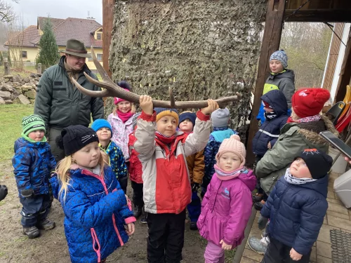 Fotogalerie MŠ Červená Hora - Vycházka ke krmelci, foto 14/14