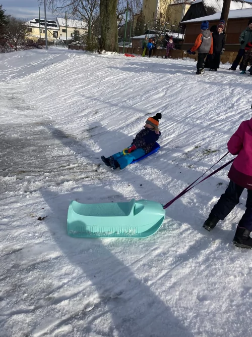 Fotogalerie MŠ Červená Hora - Sáňkování, foto 9/10