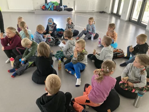 Fotogalerie MŠ Červená Hora - Dopoledne na dopravním hřišti v Náchodě, foto 6/35