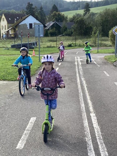 Fotogalerie MŠ Červená Hora - Dopoledne na dopravním hřišti v Náchodě, foto 19/35