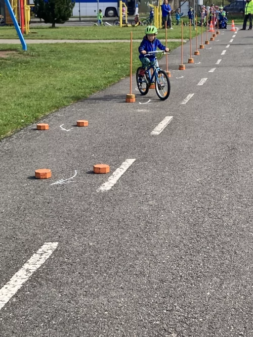 Fotogalerie MŠ Červená Hora - Dopoledne na dopravním hřišti v Náchodě, foto 23/35