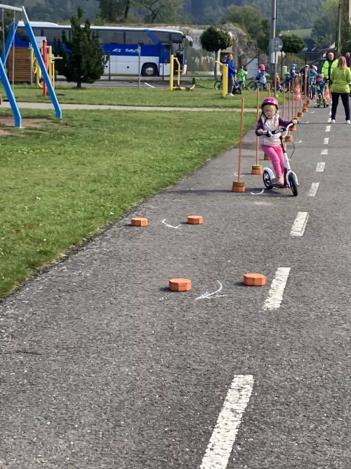 Fotogalerie MŠ Červená Hora - Dopoledne na dopravním hřišti v Náchodě, foto 26/35