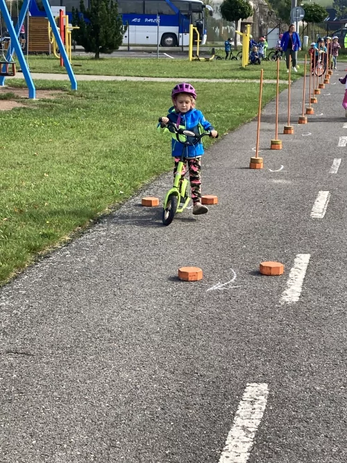 Fotogalerie MŠ Červená Hora - Dopoledne na dopravním hřišti v Náchodě, foto 27/35