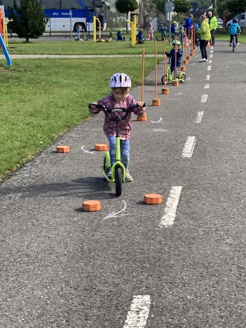 Fotogalerie MŠ Červená Hora - Dopoledne na dopravním hřišti v Náchodě, foto 29/35