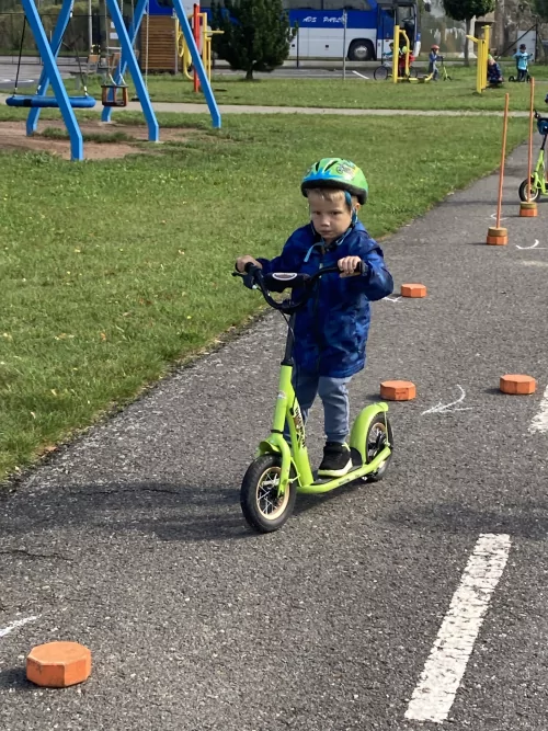 Fotogalerie MŠ Červená Hora - Dopoledne na dopravním hřišti v Náchodě, foto 30/35