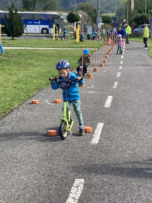 Fotogalerie MŠ Červená Hora - Dopoledne na dopravním hřišti v Náchodě, foto 31/35