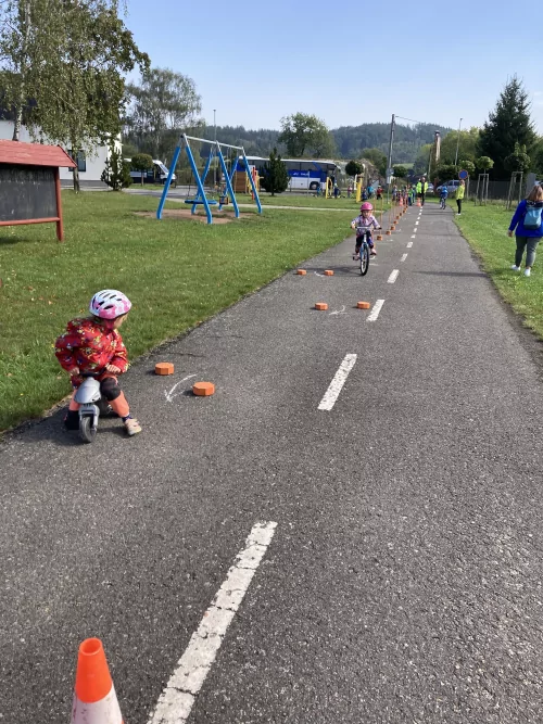 Fotogalerie MŠ Červená Hora - Dopoledne na dopravním hřišti v Náchodě, foto 32/35