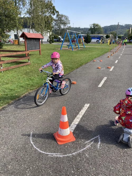 Fotogalerie MŠ Červená Hora - Dopoledne na dopravním hřišti v Náchodě, foto 33/35