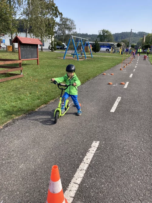 Fotogalerie MŠ Červená Hora - Dopoledne na dopravním hřišti v Náchodě, foto 34/35
