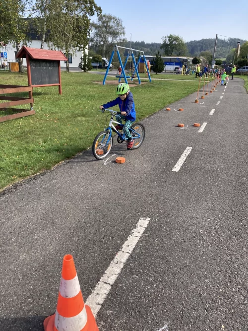 Fotogalerie MŠ Červená Hora - Dopoledne na dopravním hřišti v Náchodě, foto 35/35
