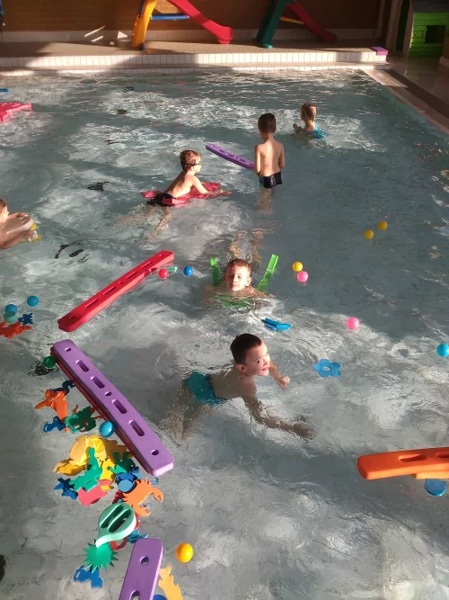 Fotogalerie MŠ Červená Hora - Plavecký výcvik bazén Náchod- listopad až leden, foto 4/9