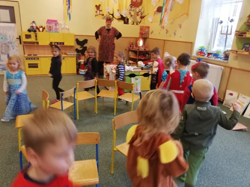 Fotogalerie MŠ Červená Hora - Karnevalový rej - 19.února, foto 22/24