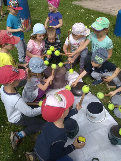 Fotogalerie MŠ Červená Hora - Bubnování- duben, foto 6/7