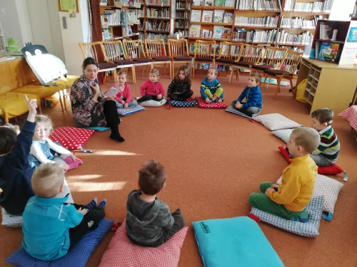 Fotogalerie MŠ Červená Hora - Exkurze knihovna Břetislava Kafky v Červeném Kostelci- duben, foto 2/18