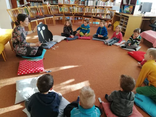 Fotogalerie MŠ Červená Hora - Exkurze knihovna Břetislava Kafky v Červeném Kostelci- duben, foto 3/18