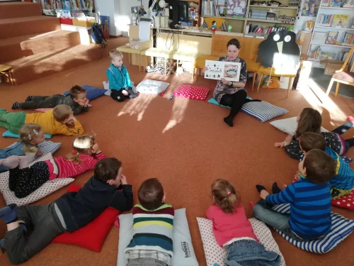 Fotogalerie MŠ Červená Hora - Exkurze knihovna Břetislava Kafky v Červeném Kostelci- duben, foto 4/18