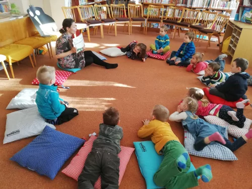 Fotogalerie MŠ Červená Hora - Exkurze knihovna Břetislava Kafky v Červeném Kostelci- duben, foto 5/18