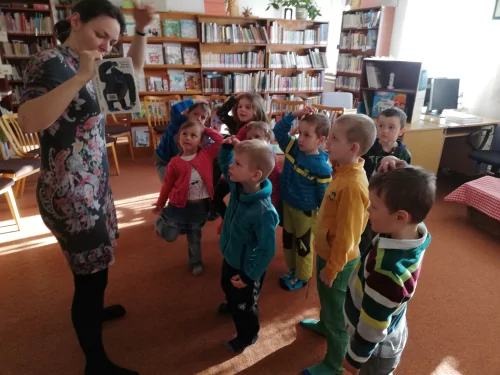 Fotogalerie MŠ Červená Hora - Exkurze knihovna Břetislava Kafky v Červeném Kostelci- duben, foto 7/18