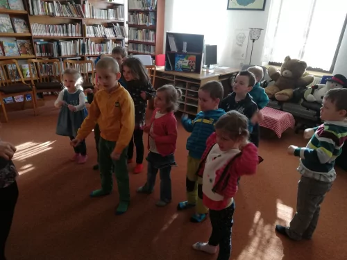 Fotogalerie MŠ Červená Hora - Exkurze knihovna Břetislava Kafky v Červeném Kostelci- duben, foto 8/18