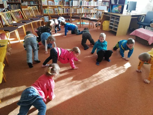 Fotogalerie MŠ Červená Hora - Exkurze knihovna Břetislava Kafky v Červeném Kostelci- duben, foto 11/18