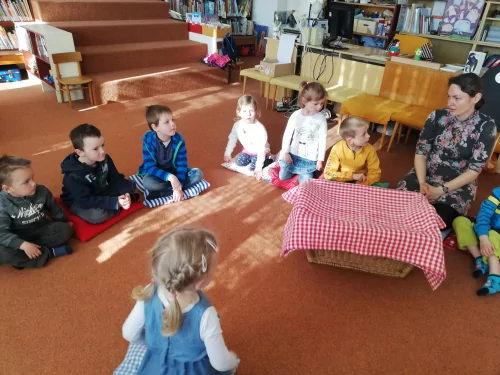 Fotogalerie MŠ Červená Hora - Exkurze knihovna Břetislava Kafky v Červeném Kostelci- duben, foto 12/18