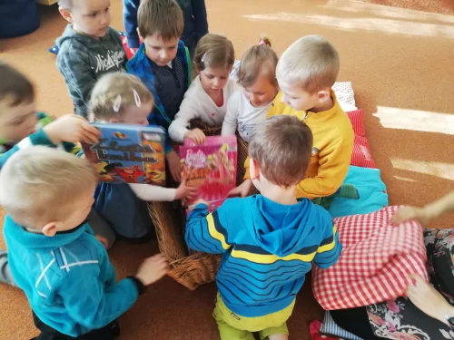 Fotogalerie MŠ Červená Hora - Exkurze knihovna Břetislava Kafky v Červeném Kostelci- duben, foto 13/18